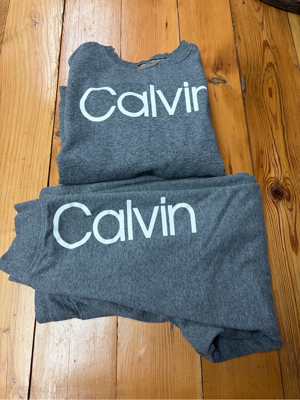 Women’s cropped Calvin sweatshirt outfit